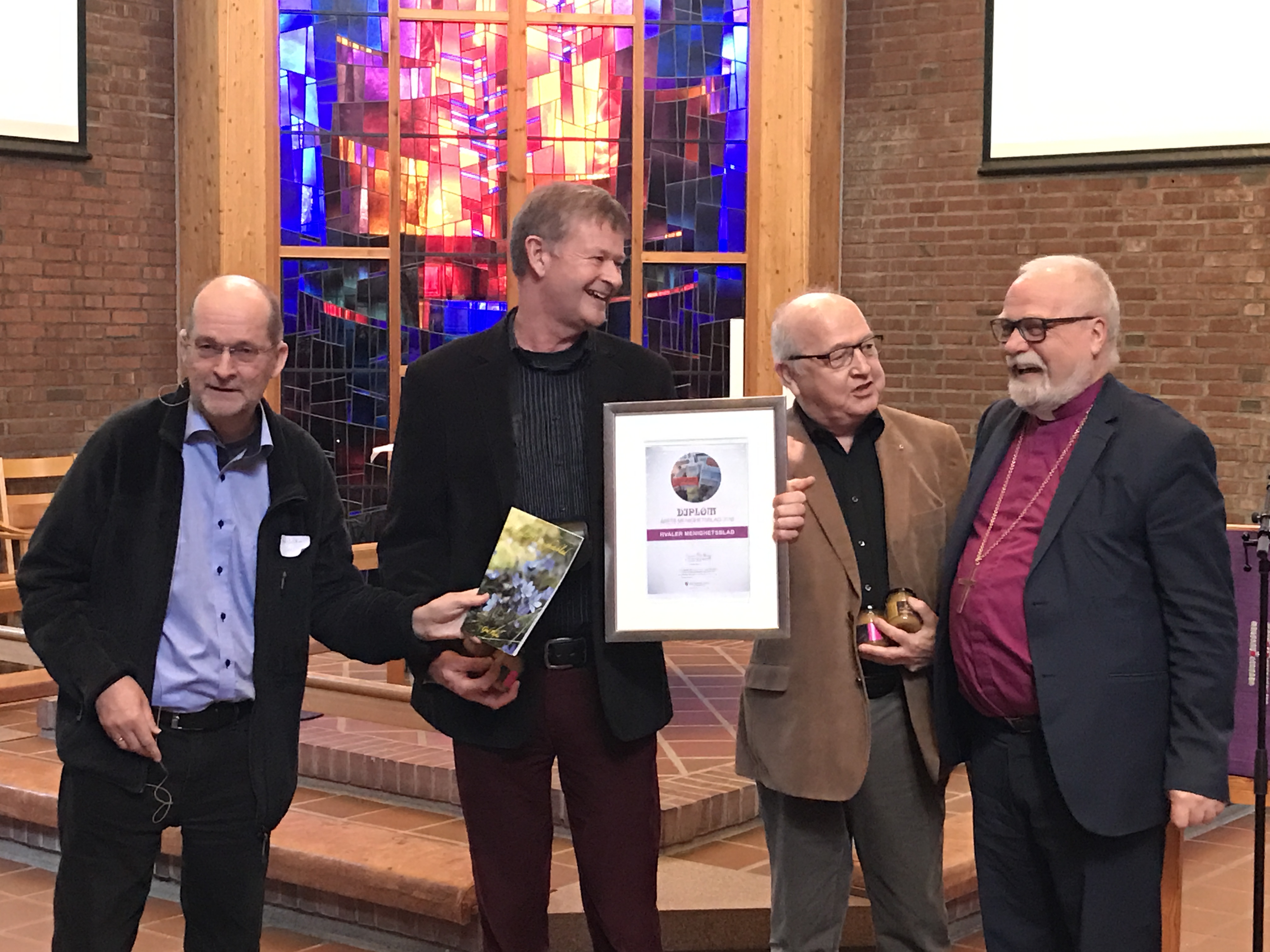 Fra venstre: Hans Erik Matre fra juryen, Leder av redaksjonsrådet Ragnar Bjørck, Medlem av menighetsrådet Dag Plau og biskop Atle Sommerfeldt fra juryen.