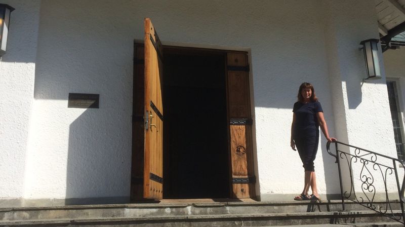 Kirketjener Marit Kopperud holder kirken åpen