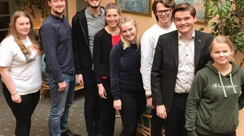 Fv.: Julia Bjørnstad (1.vara, 17 år, Greåker), Ola Mårem (18 år,Skedsmo), Thomas Iversen (20 år, Tune), Telise Heksem (22 år, Fredrikstad), Elise Olsen (18 år, Sarpsborg), Johannes Fuglehaug (16 år, Eidsvoll), Aleksander Abelsen (19 år, Fredrikstad) og Emma Dalheim (2.vara, 15 år, Sarpsborg)