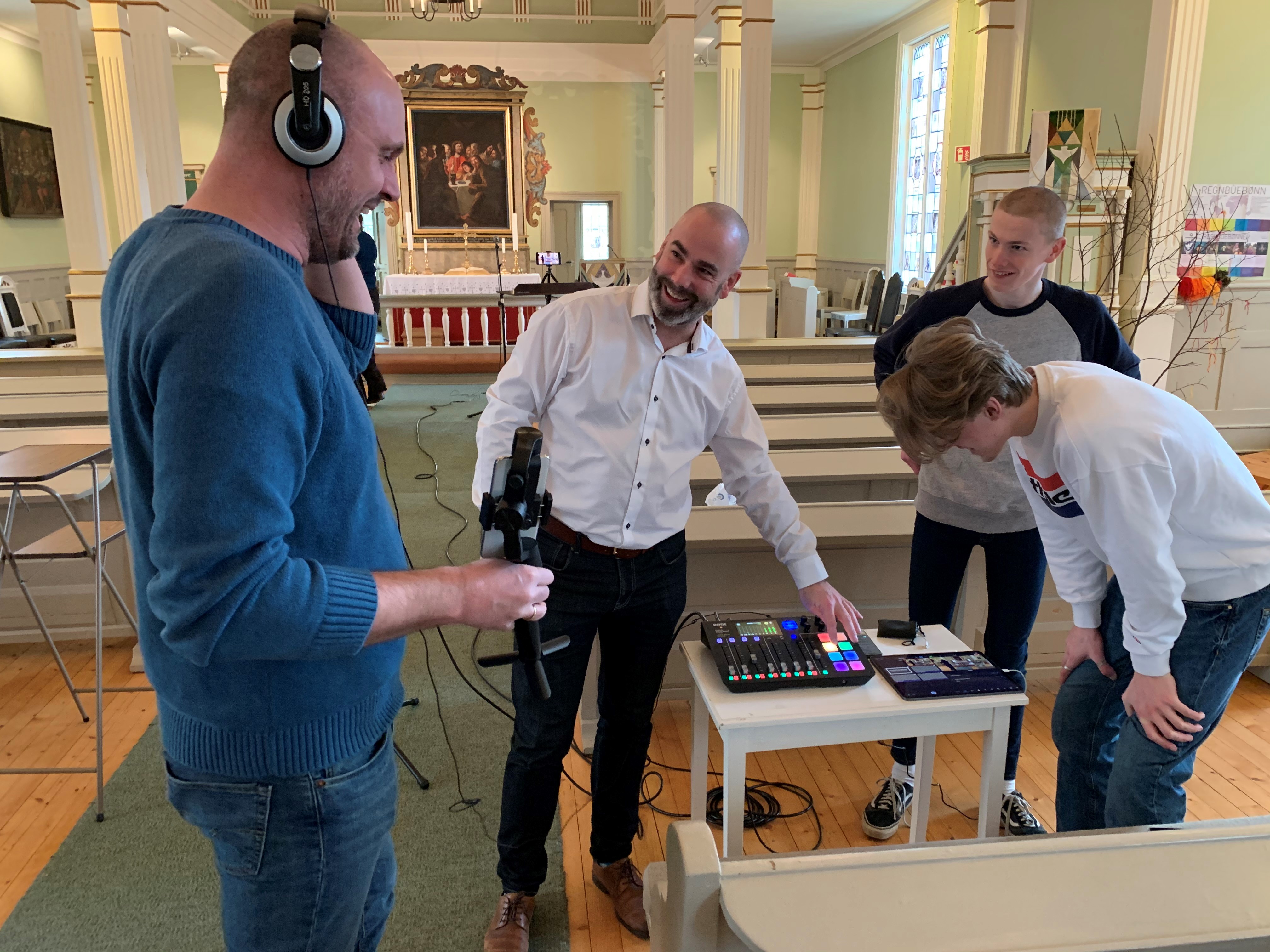 En glad kirkeverge Asbjørn Paulsen viser fram strømmeutstyr i Varteig kirke. 