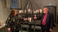 Kirkeverge Dagrun A. Ødegaard og biskop Atle Sommerfeldt i åpen kirke i Gjerdrum kirke nyttårsaften.