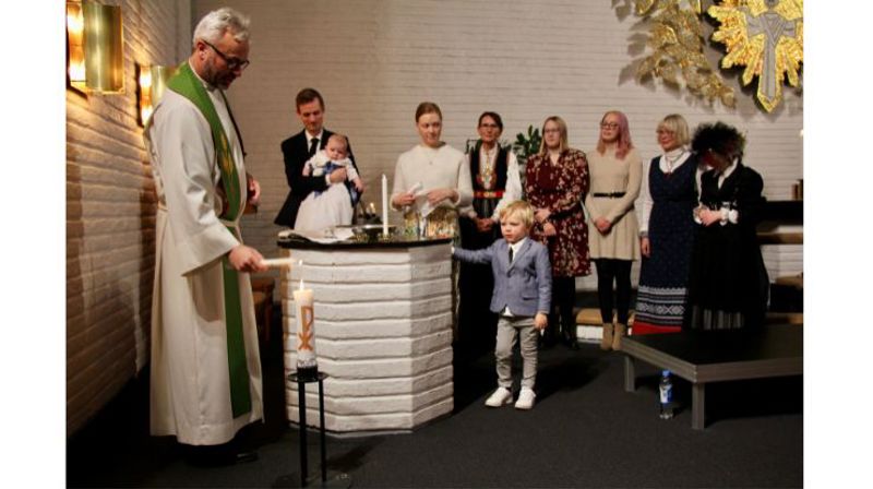 Dåp og lovsang i Greverud kirke