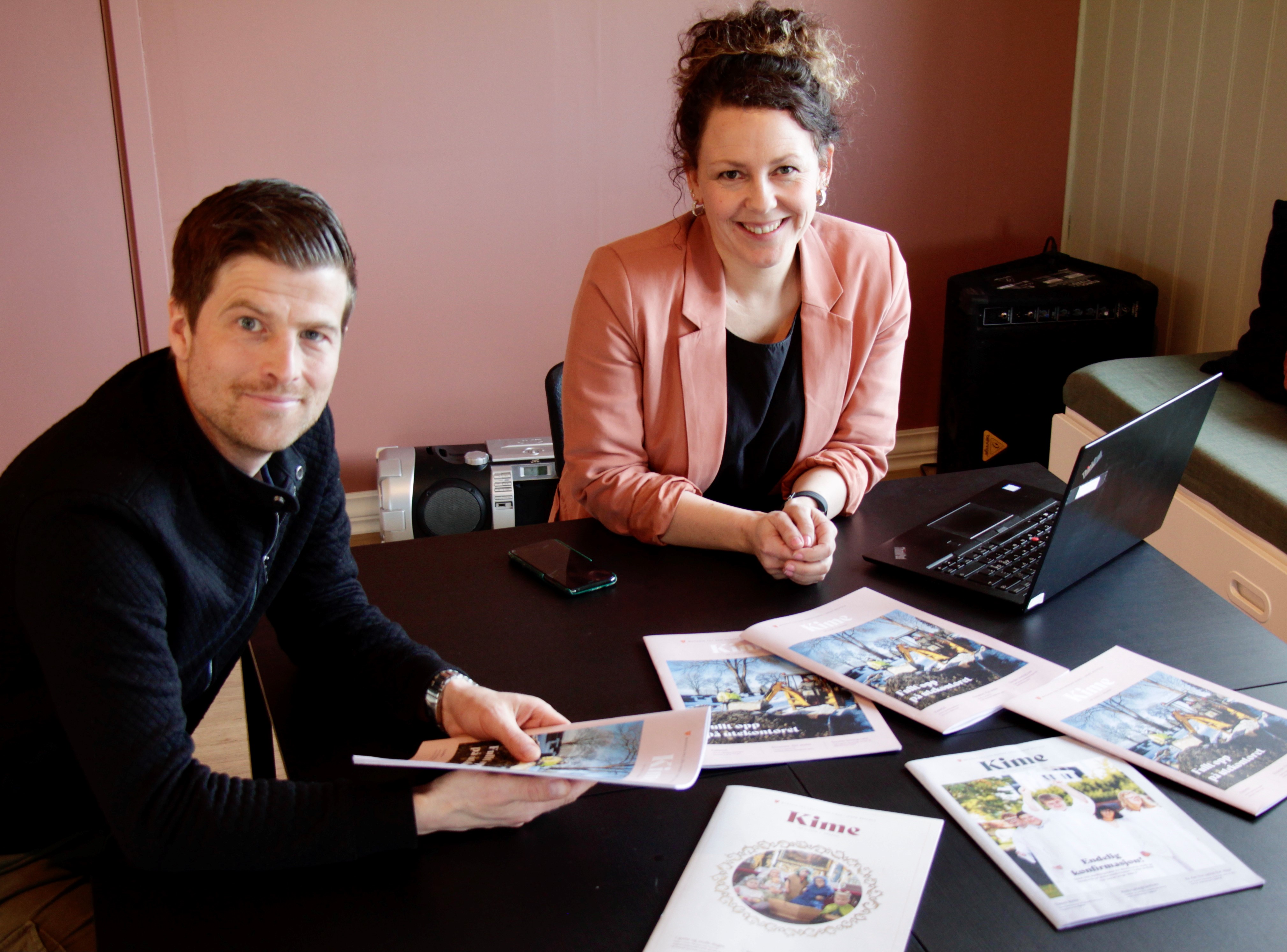 – Leserundersøkelsen fra 600 respondenter har gitt oss interessante svar, sier redaktør Helge Solberg Mathisen og layout-ansvarlig Åshild Moen Arnesen i Kime. Her er noen resultater (6 er topp score og 0 lavest score): Viktig at magasinet er på papir 4.9. Positiv leseropplevelse 4.3. Bred dekning 3.9, Relevant for meg 3.8. Fikk meg til å reflektere om tro og liv 2.8. Foto: Erling Omvik