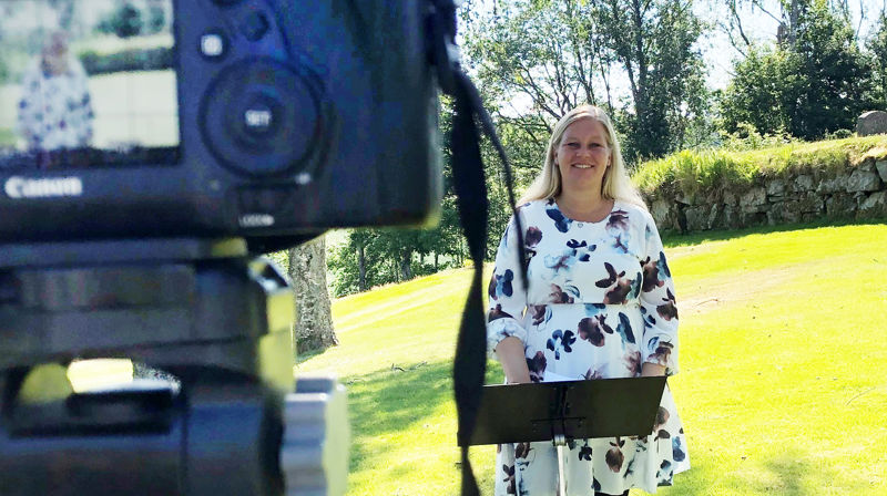 Menighetspedagog i Spydeberg, Trude Skjeltorp, spiller inn en andakt til Facebook. Fortsett med å lage godt innhold i sosiale medier, er den klare beskjeden fra some-eksperten Astrid Valen-Utvik.