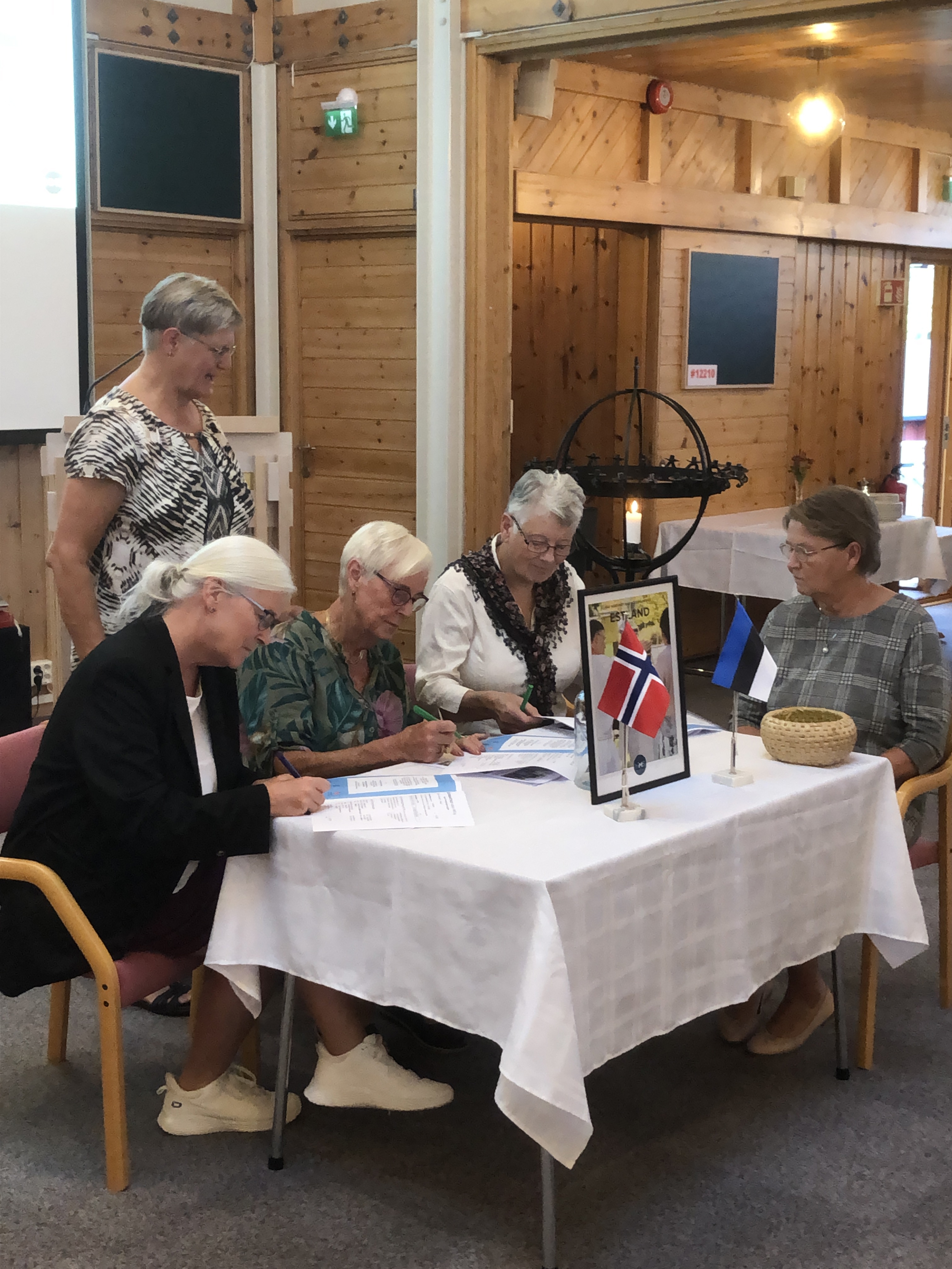 På bildet ser vi fra venstre: Menighetsrådslederne Tove Gustavson (Gamle Fredrikstad), Bjørg Tandberg (Torsnes) og Åsa Danielsen (Borge). Ved enden av bordet Unni Holm Olsen fra NMS, og bak Astrid Bjørk Andreassen fra misjonskomiteen. Foto: Jan Ivar Andreassen.
