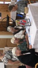 På bildet ser vi fra venstre: Menighetsrådslederne Tove Gustavson (Gamle Fredrikstad), Bjørg Tandberg (Torsnes) og Åsa Danielsen (Borge). Ved enden av bordet Unni Holm Olsen fra NMS, og bak Astrid Bjørk Andreassen fra misjonskomiteen. Foto: Jan Ivar Andreassen.