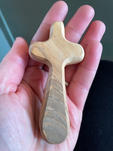 Under trosbekjennelsen brukes gripekors som et håndfast symbol slik at ordene også følges av noe gripbart og synlig.