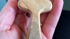 Under trosbekjennelsen brukes gripekors som et håndfast symbol slik at ordene også følges av noe gripbart og synlig.