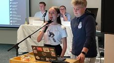 Ungdomsrådsleder Aurora og nestleder Ethan fra Borg ungdomsråd i aksjon under Ungdommens Kirkemøte.