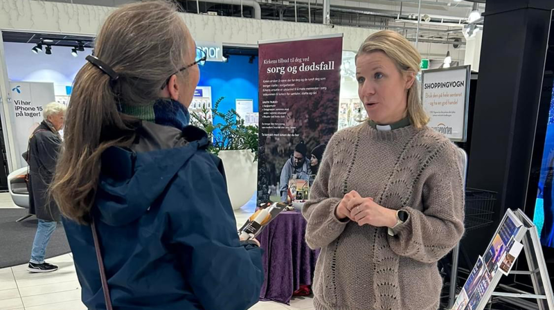 Kirken er der livet leves, lysutdeling i forbindelse med allehelgen. foto: Den norske kirke