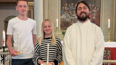 Syver, Frida og vikarprest Oscar Eric Karlsson. Foto: privat