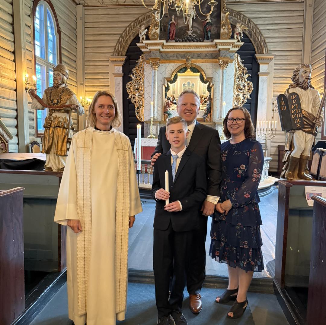 13 år gamle Herman med familien og prost Kjerstin etter dåpen. Foto: Drøbak og Frogn menighet