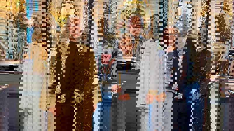 13 år gamle Herman med familien og prost Kjerstin etter dåpen. Foto: Drøbak og Frogn menighet