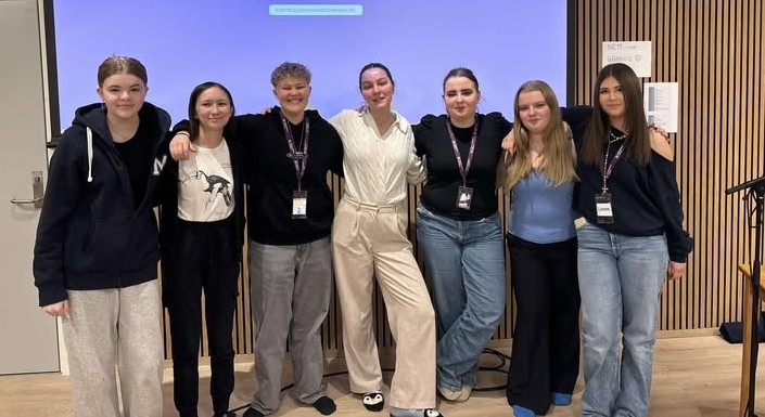 Fra venstre: Selma Enger, Aurora Strand Botnermyr, Ethan Matheo Vatvedt, Cornelia Bernadotte Nordenstam, Therese Teigen, Milja Brun, Sanna Løland Ikke på bildet: Emma Bøe