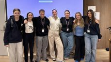 Fra venstre: Selma Enger, Aurora Strand Botnermyr, Ethan Matheo Vatvedt, Cornelia Bernadotte Nordenstam, Therese Teigen, Milja Brun, Sanna Løland Ikke på bildet: Emma Bøe