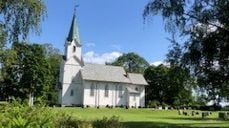 Garder kirke i Vestby. Kirken er en hvitmalt langkirke i tre fra 1881. Den er listeført som særlig bevaringsverdig.