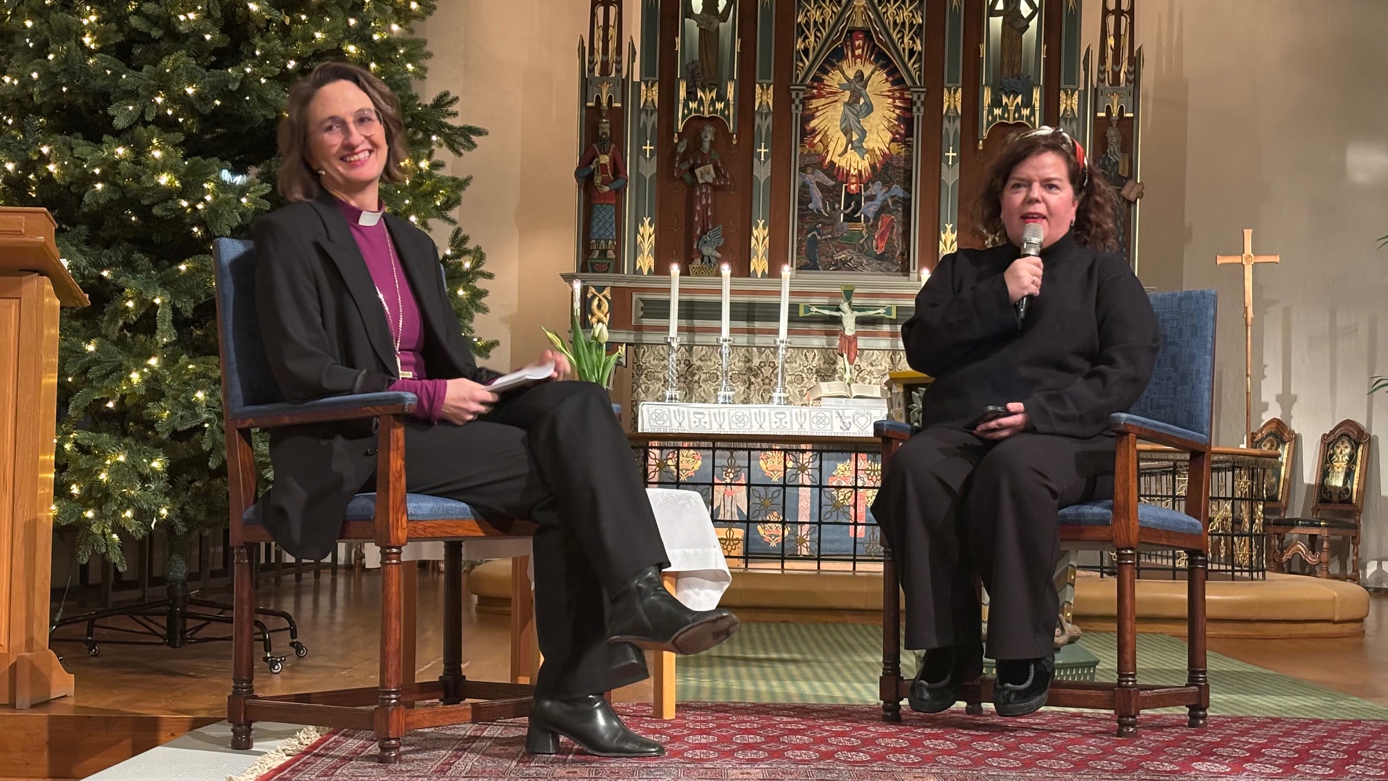 Else Kåss Furuseth og biskop Kari Alvsvåg i samtale om eksistensiell beredskap, åpne kirkers vaffelfaktor, varige gode relasjoner, Fleksnes og betydningen av å gjøre noe for andre. 