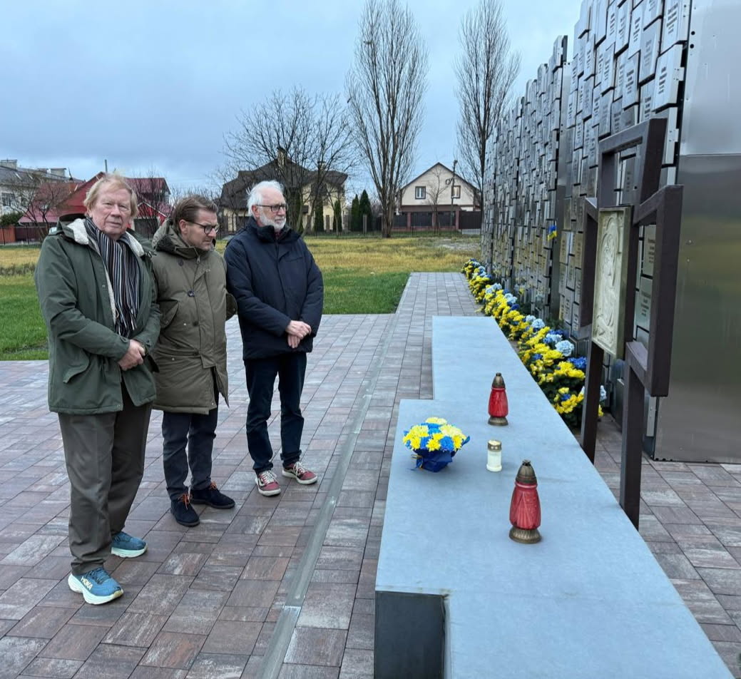 Ole-Magus Olafsrud, Espen Hægeland og Arild Isaksen ved minnesmerket over 400 myrdede i Butsja. Foto: Arild Isaksen