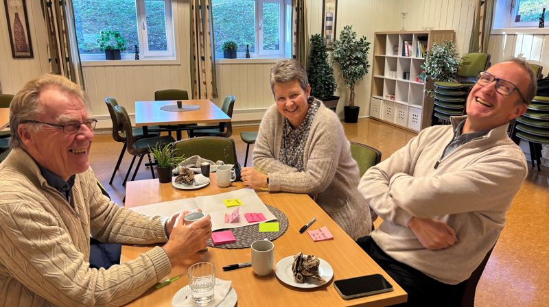 God stemning i arbeid med organisasjonsutvikling! Fra venstre fellesrådsleder Bjørn Solberg og kirkeverge Anne Grethe Larsen fra Indre Østfold, prost Kjartan Bergslid i Østre Borgesyssel