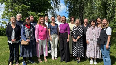Årets studenter på Veien til vigsling 2 sammen med biskop Kari
