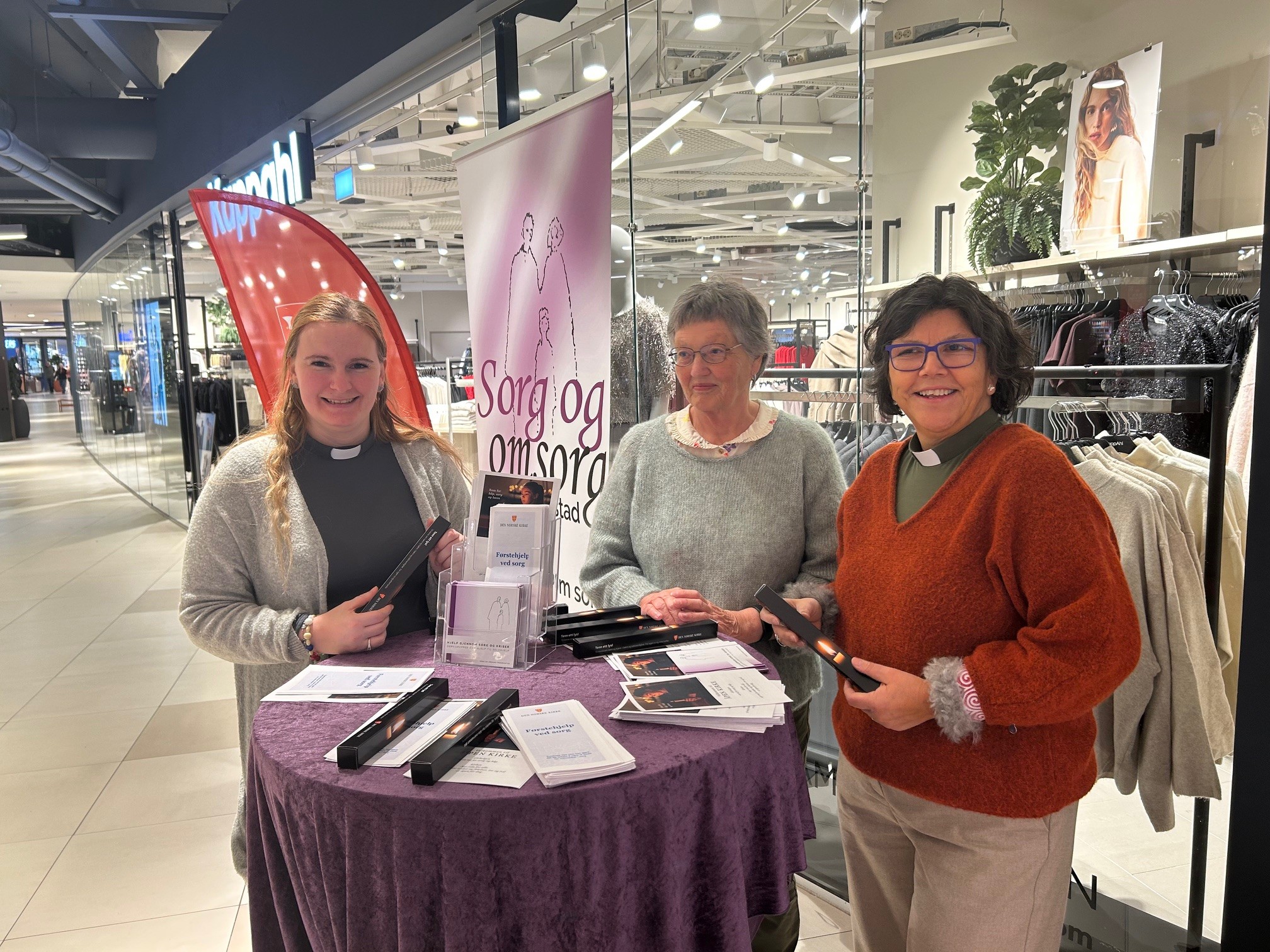 Blide lysutdelere  på Østfoldhallen i anledning allehelgensmarkeringen. Foto: Mona Nordengen