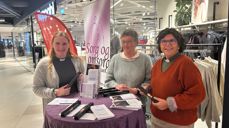 Blide lysutdelere på Østfoldhallen i anledning allehelgensmarkeringen. Foto: Mona Nordengen