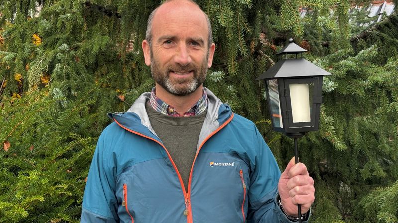 Bilde: Her viser kirkeverge i Lillestrøm Peter B. Straumann, frem en gravlykt som det anbefales å bruke på kirkegården. Foto: Karianne Hjørnevik Nes