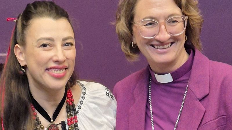 Biskop og en av sangerne fra det ukrainske koret Kvitka som opptrådte under visitasen