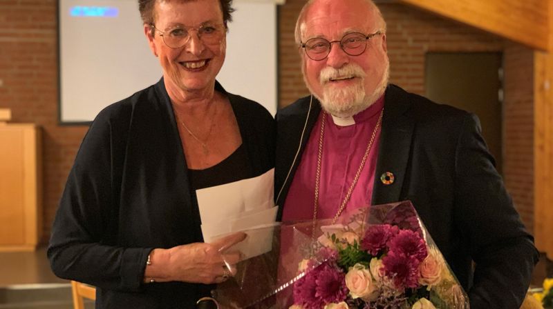 Bjørg Westerheim, leder av Enebakk kirkelige fellesråd takket biskop Sommerfeldt på vegne av de to fellesrådene i Nordre Follo prosti