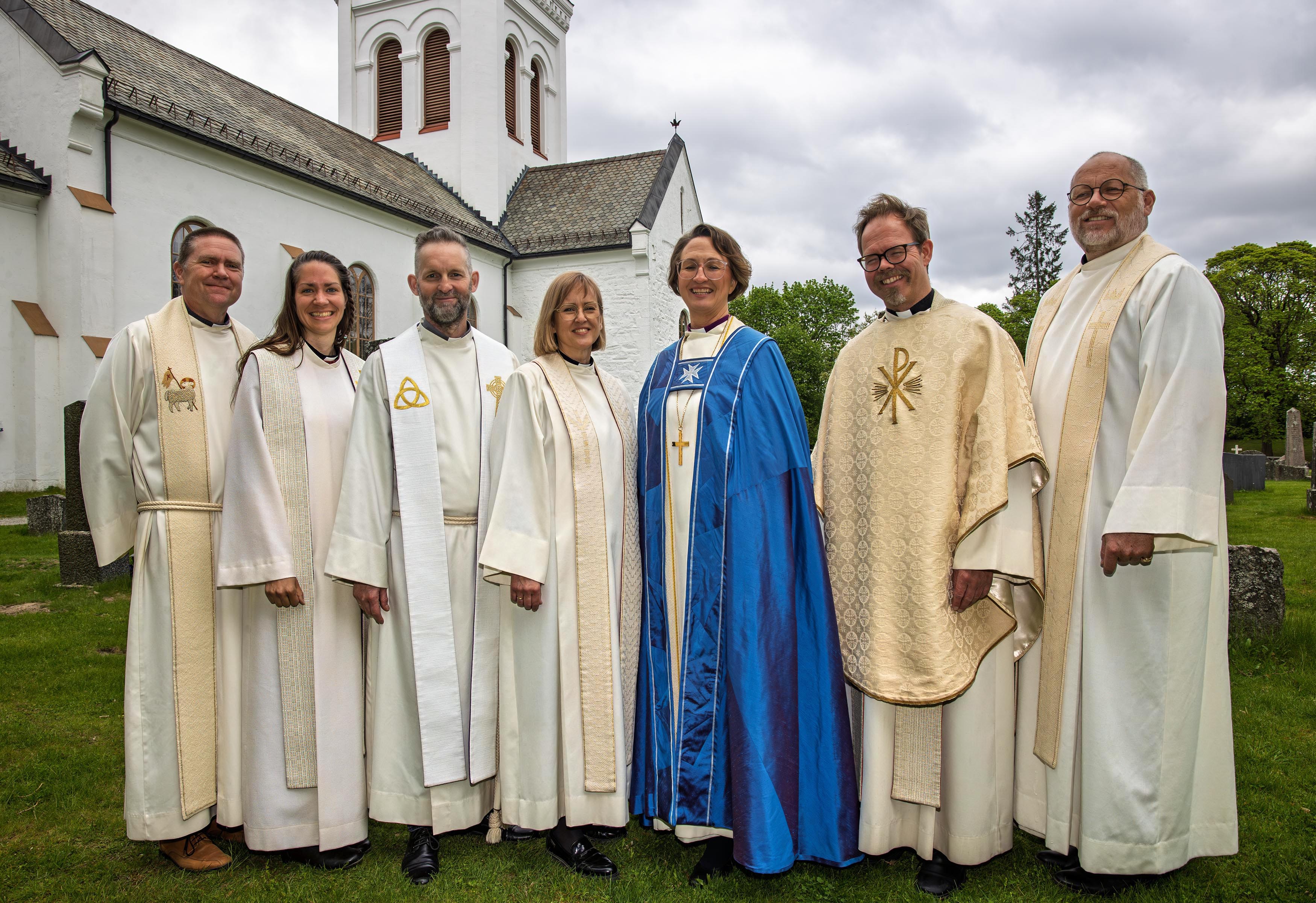 Biskop, prost og prester etter visitasgudstjenesten i Eidsvoll kirke. Foto: Bjørn Hytjanstorp, Eidsvollpuls