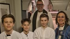 Biskop, sokneprest Jakob Furuset, og tre konfirmanter som bidro under åpningsgudstjenesten