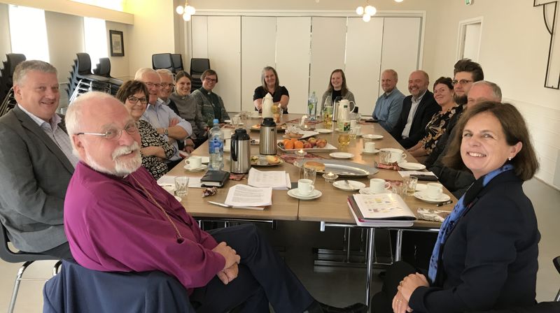 Biskopen møter staben i Rakkestad (FOTO: Endre Fyllingsnes)