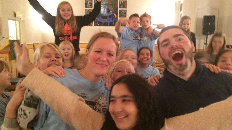 Sokneprest Bård Haugstvedt og ungdomsprest Jane Christin Siewartz Dahl er klar for visitas!