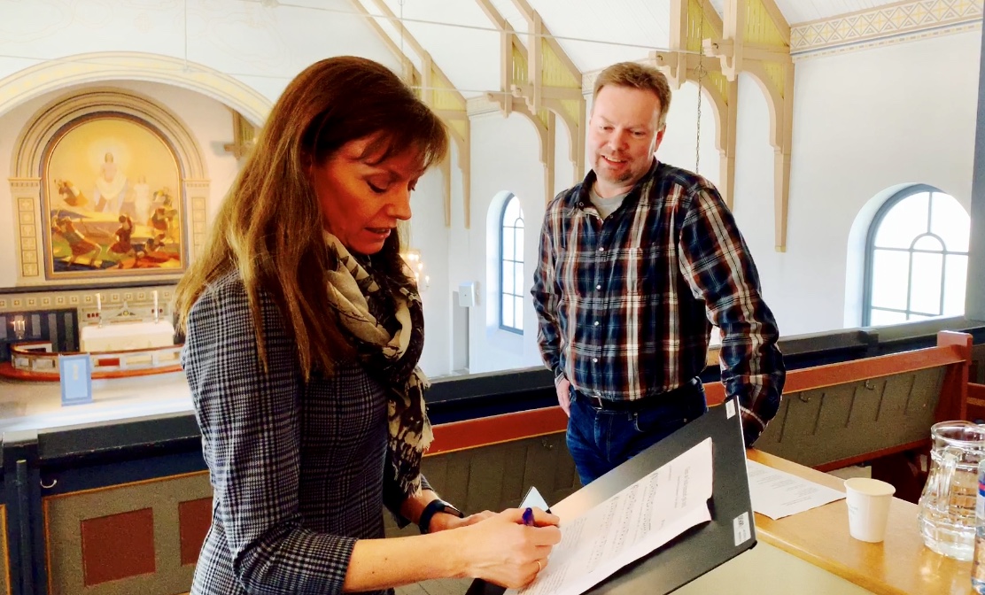 Ivar S. Haugen sammen med solist Hege Fagermoen under innspillingen av jubileumssalmen i Rolvsøy kirke (FOTO: Endre Fyllingsnes)
