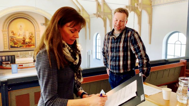 Ivar S. Haugen sammen med solist Hege Fagermoen under innspillingen av jubileumssalmen i Rolvsøy kirke (FOTO: Endre Fyllingsnes)