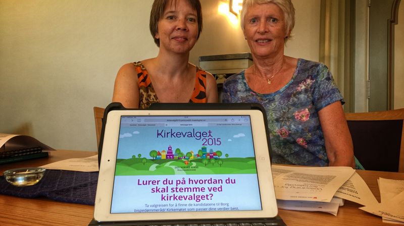 Valgrådets leder Grete Mugaas (til høyre) og valgmedarbeider Karianne H. Nes viser frem den digitale quizen. Foto: NRK Østfold, Marianne Ekeberg