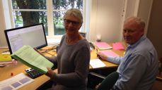 Valgrådets leder Grete Mugaas og rådgiver Tor Ivar Torgauten ved bispedømmerådskontoret teller stemmer. Bare 55 456 stemmer igjen….