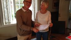 Valgrådets leder Grete Mugaas overleverer valgresultatet til stiftsdirektør Per Johan Bjerkeli