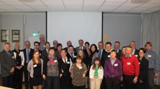 Stolte og forventningsfulle delegater og offisielle representanter før seminaret startet.