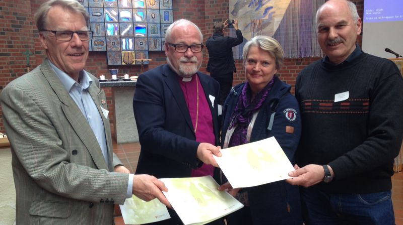 Ulf Petter Hoppe, leder av Skedsmo menighetsråd, og Gro Elisabeth Brekka, leder av Moss kirkelige fellesråd fikk strategiplanen av biskop Atle Sommerfeldt og leder av Borg bispedømmeråd Bjørn Solberg