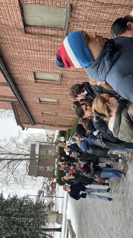 Bilde: Sultne ungdommer på vei inn i kirken