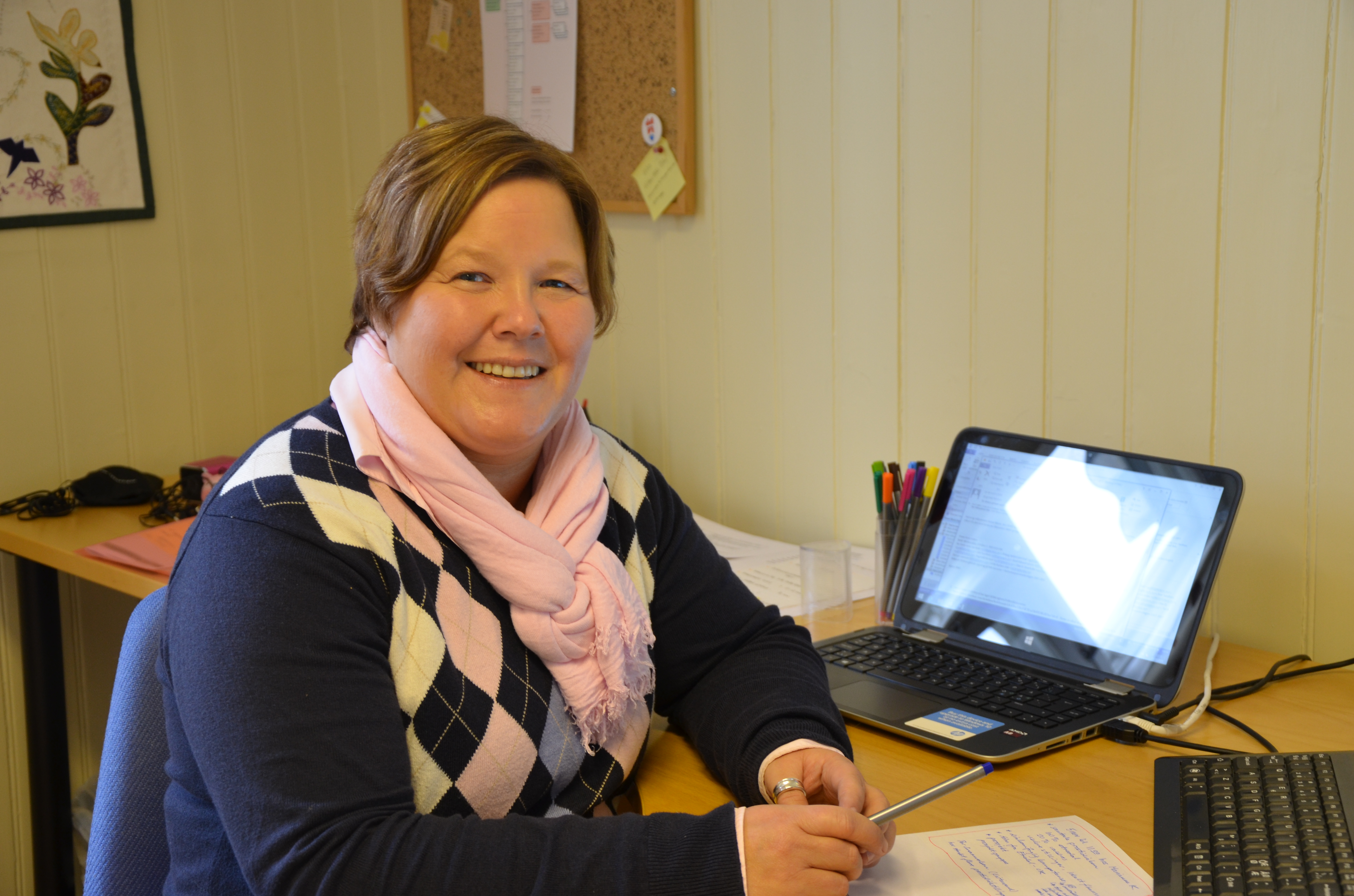 Hanne Marie Engdal gleder seg over å være i gang med jobben som rådgiver i diakoni og misjon på Hamar bispedømmekontor. Hun tar over oppgavene til Bjørn Vilberg, som gikk av med pensjon sommeren 2015. Foto: Liv Torhild Bråthen