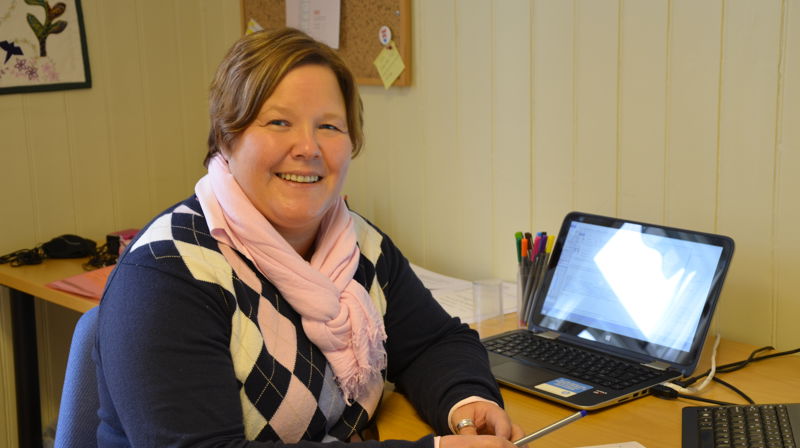 Hanne Marie Engdal gleder seg over å være i gang med jobben som rådgiver i diakoni og misjon på Hamar bispedømmekontor. Hun tar over oppgavene til Bjørn Vilberg, som gikk av med pensjon sommeren 2015. Foto: Liv Torhild Bråthen