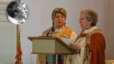 I 2011 var det 50 år siden Ingrid Bjerkås ble ordinert til prestetjeneste. Ordinasjonen skjedde i Vang kirke. Bildet er fra 50-års jubileet. Biskop Solveig Fiske og biskop emerita Rosemarie Köhn holder sin hilsen. Foto: Reiner Schaufler