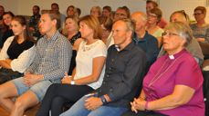 Odd Werner Hansen fra Gjøvik (nr. to fra høyre), var hovedinnleder på møtet på SMISO Hamar. Her sammen med biskop Solveig Fiske og medlemmer av familien. Foto: Trude G. Dale, Oppland Arbeiderblad