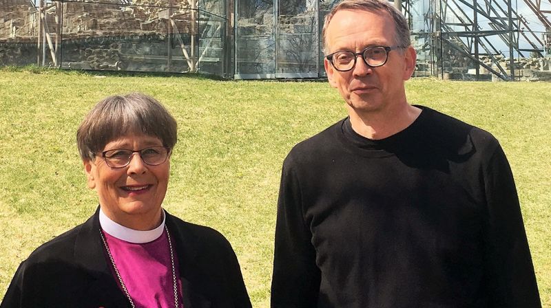 Biskop Solveig Fiske, Hamar bispedømme, og professor Anders Aschim fra Høgskolen i Innlandet stiller spørsmålet: Har stortingsvalget og reformasjonen noe med hverandre å gjøre? Foto: Lars Erlend Kielland
