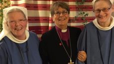 Søster Eva (til venstre) og søster Magnhild sammen med biskop Solveig Fiske