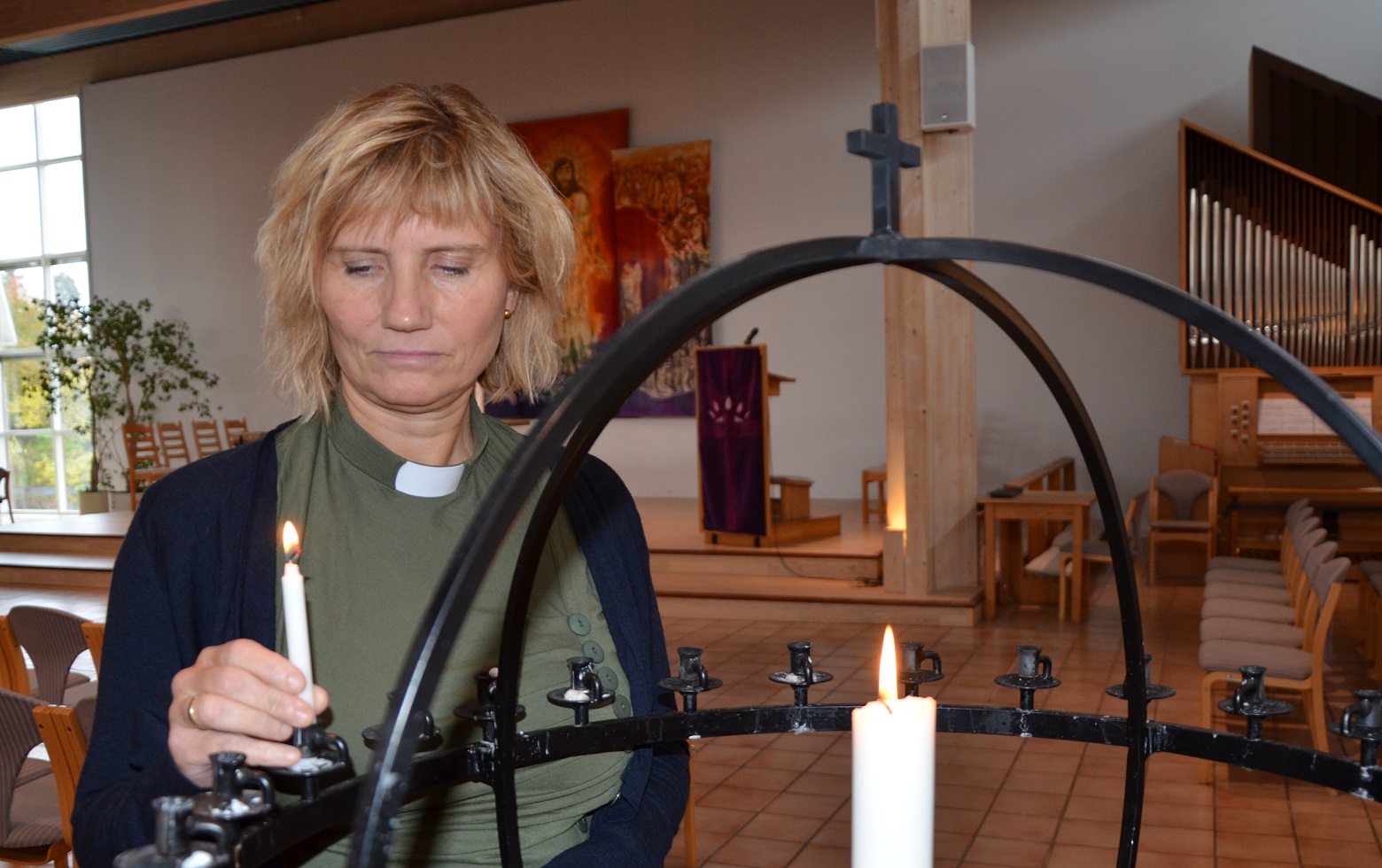  - Å tenne lys betyr mer og mer for folk. Det er en slags bønn når de mangler ord, og det gjør du gjerne når noen dør. Det sier Siv Leirvik-Engevik, diakon i Hamar og Vang. Foto: Jorun Vang.