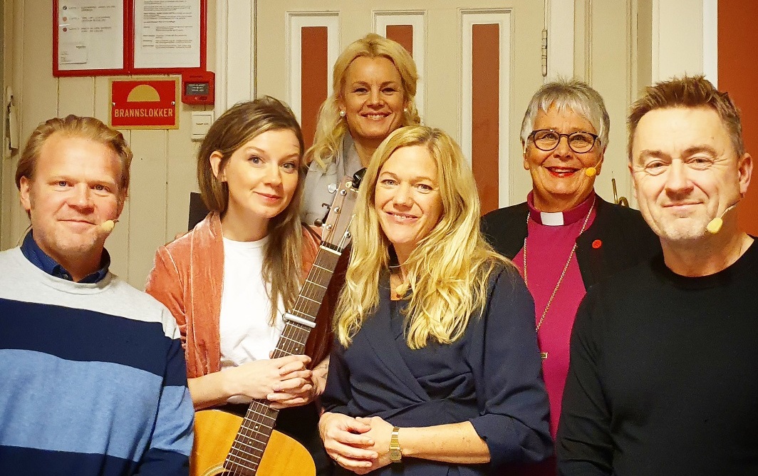Fv. Anders Baasmo, Maria Solheim, Therese Enger Andersen fra Hamar bibliotek, Maja Lunde, biskop Solveig Fiske og Einar Øverenget. Foto: Halvard Bjørkås.