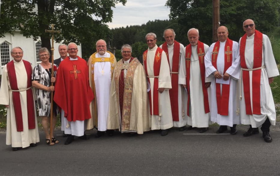 På bildet fra venstre: Torleiv Austad (nær slekt av en ordinand fra 1944), Eva McKenna (Nes og Helgøya historielag), Kjell Skaugen (leder i Nes menighetsråd), Ørn Bardur Jonsson (sokneprest på Nes), Atle Sommerfeldt (visepreses, og biskop i Borg bispedømme) og biskop Solveig Fiske. Deretter følger Vemund Koren, Leiv Raustøl, Hans Erik Raustøl, Per August Sørensen og Tor Johan Sørensen Grevo - alle etterkommere av prester som ble ordinert i 1944. Foto: Anita Ihle Steen.